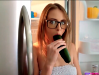 Gạ gẫm anh rể chỉ bằng hành động ăn dưa chuột